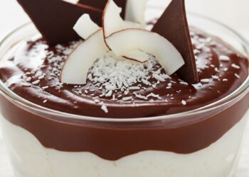 Doce gelado de coco com chocolate