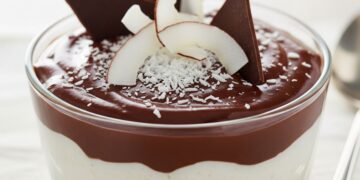 Doce gelado de coco com chocolate